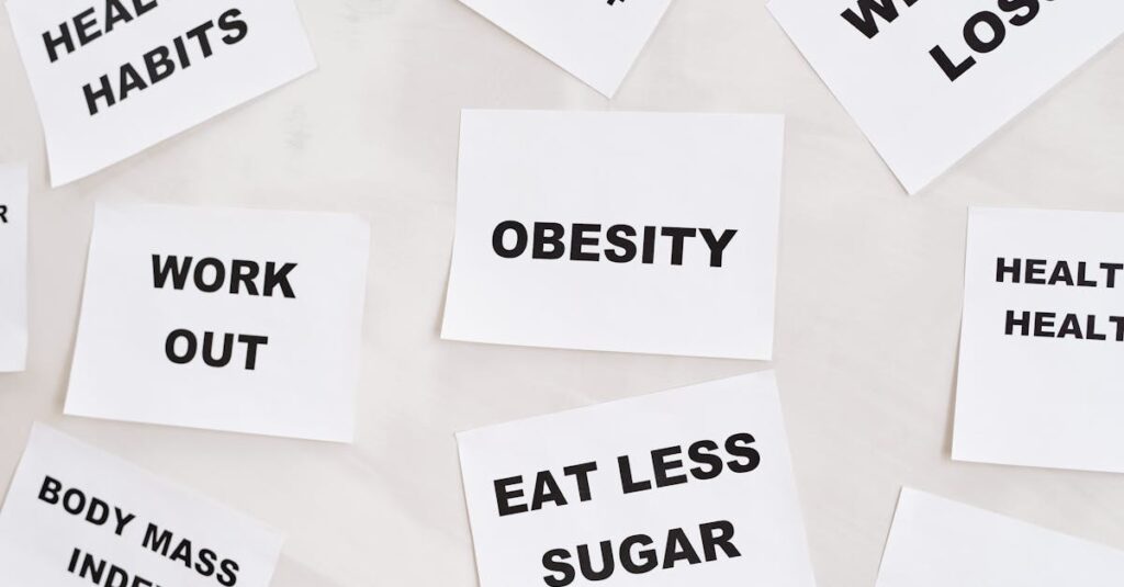 健康的な生活習慣を送る女性。野菜を食べながら笑顔で過ごしているイメージ