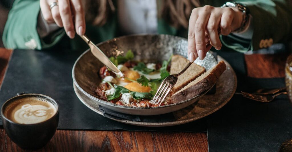 代謝を高める食事リズムを説明する図。朝食、食間、夕食、たんぱく質のポイントを示すイラスト