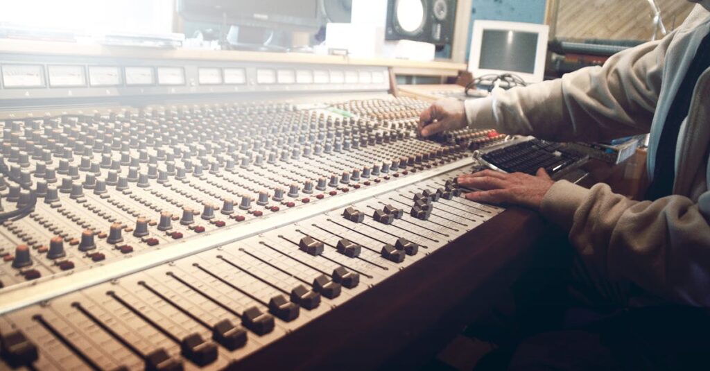 英語の音声トレーニングをする人の姿。シャドーイングによる発話練習の様子。