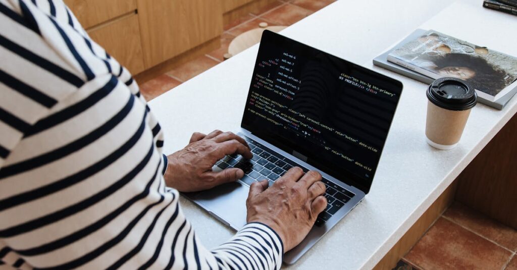 WEBスキルを学ぶ女性の様子。未経験からの成長を象徴するシーン。