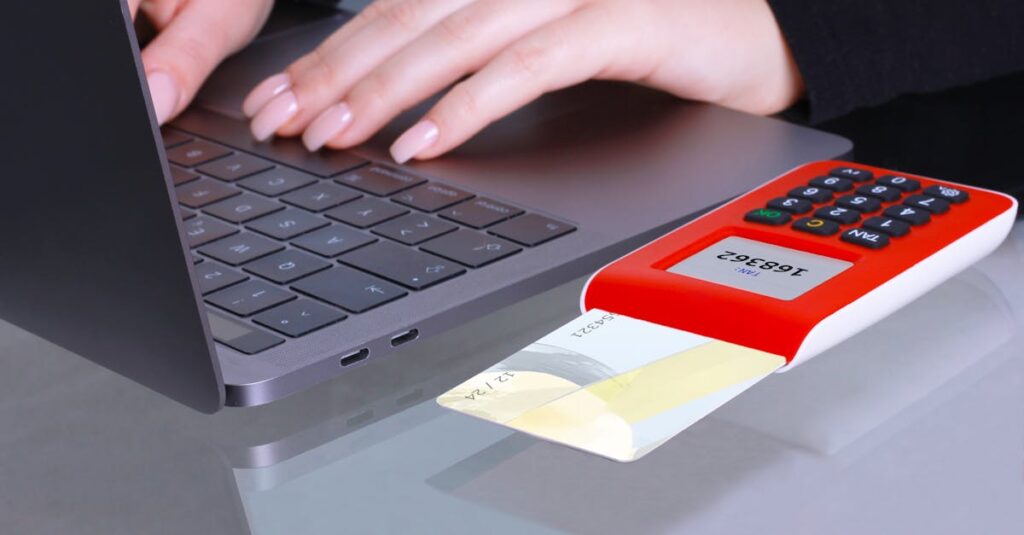 TOSSYが行政機関や公共分野で導入される未来を描いたイメージ