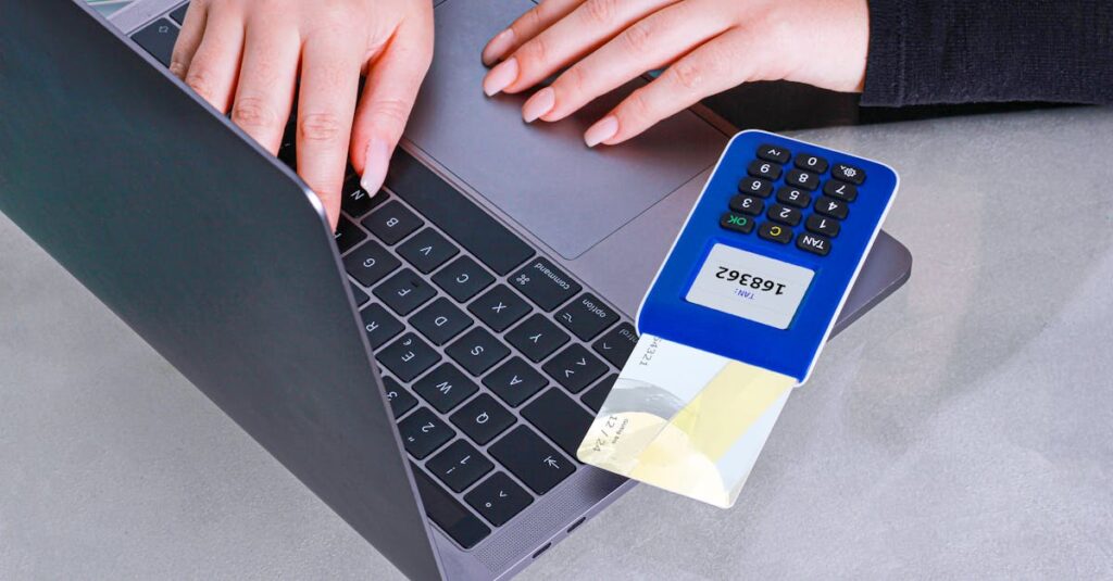 オンライン上で本人確認と必要書類を提出する様子のイメージ