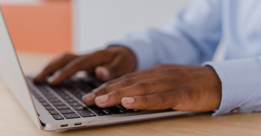 自宅では集中できない悩みを抱えるフリーランスが完全個室のオフィスで作業に専念している様子