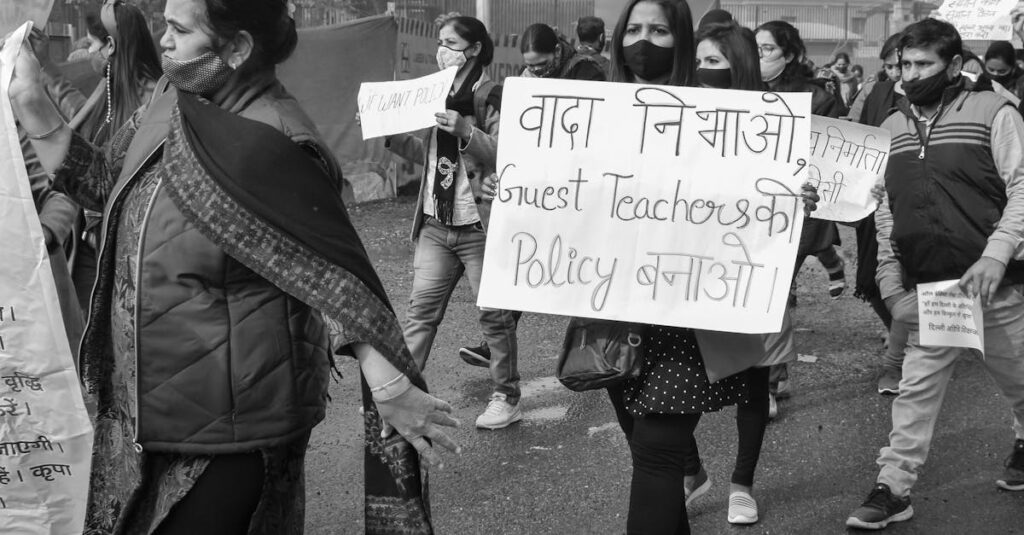 オンライン学習サービスの返金制度を説明するシーン