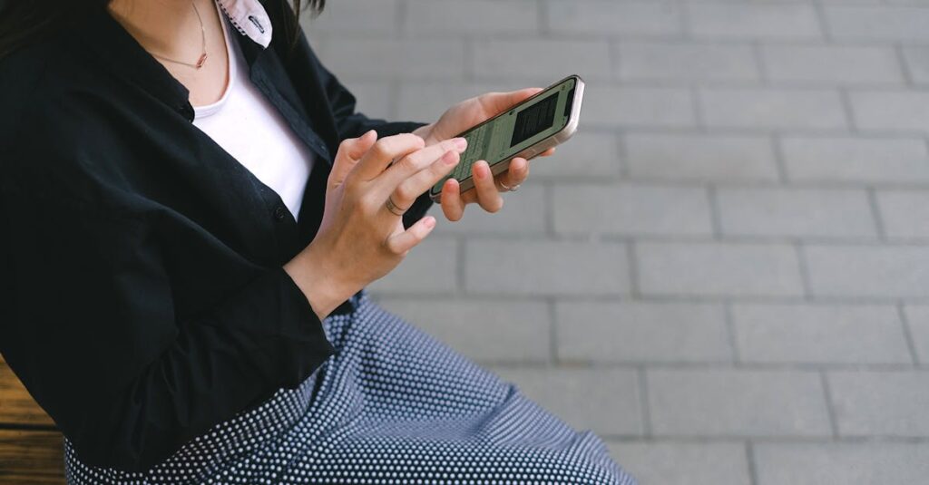 PC一台でスキルを学ぶ未経験者。成長や挑戦を感じさせる場面。