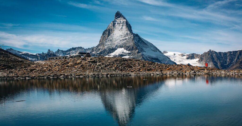 TOSSYとメルカリの取引形態の違いを比較するイラスト