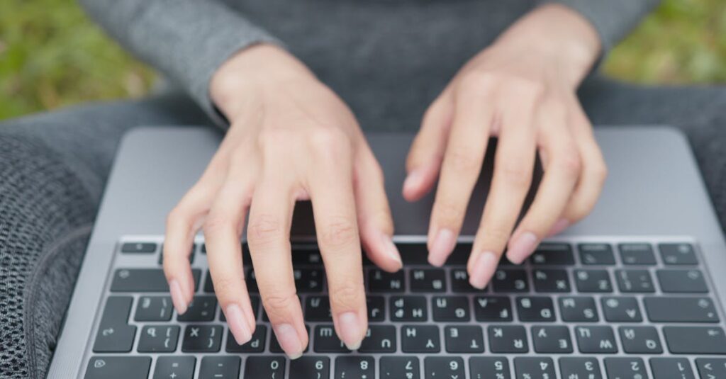 自宅でフリーランスとして働く女性。ノマド的な自由な働き方を示す構図。