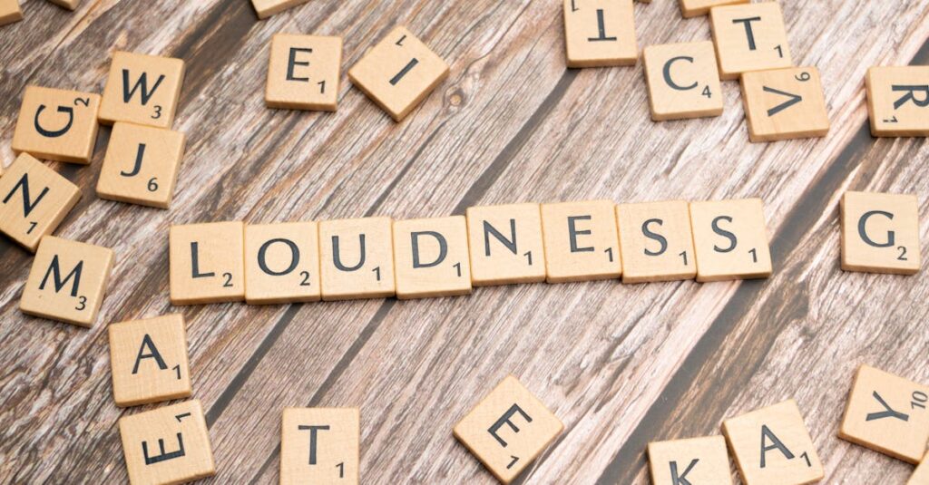 英語の音声トレーニングをする人の姿。シャドーイングによる発話練習の様子。