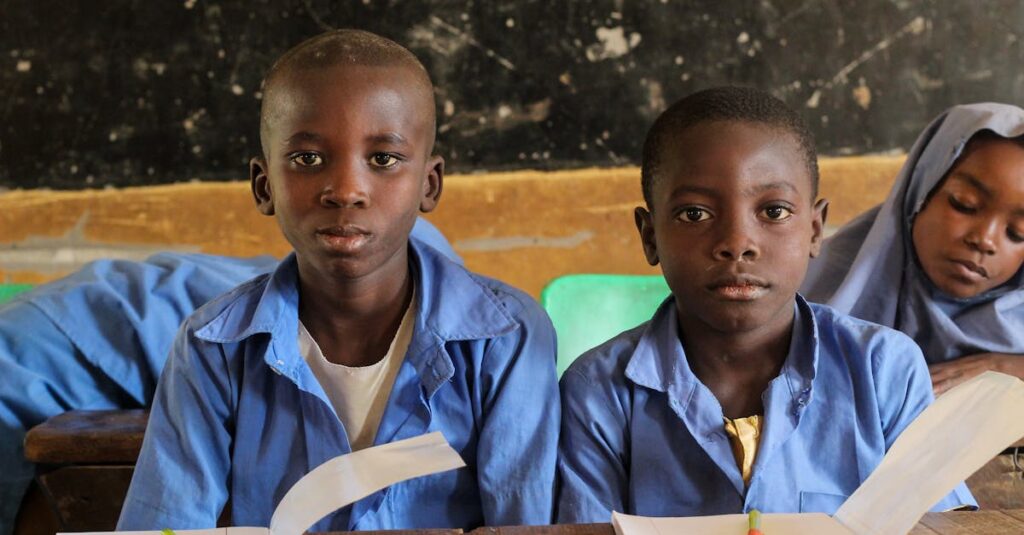 教育が将来の可能性を広げることを象徴するイメージ。スキル習得によって未来を変える人の姿。