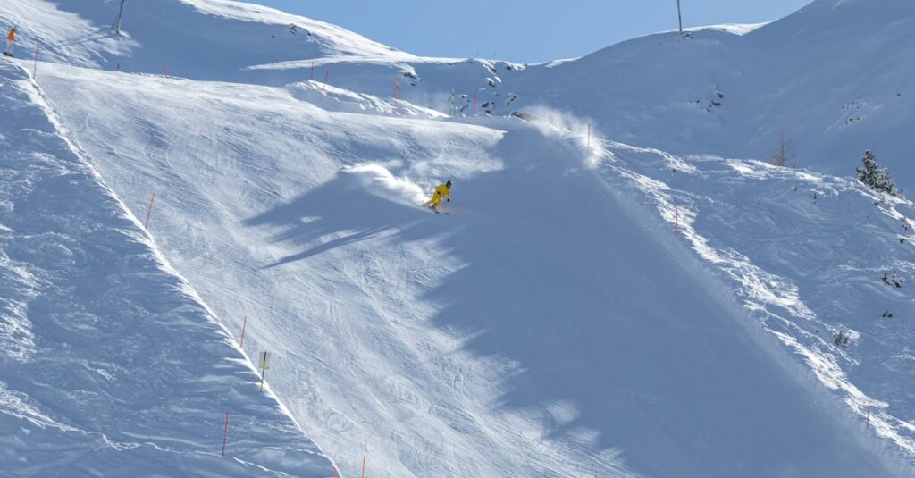 SchooとFast campusを比較するイメージ。ライブ授業と録画講座の違いや、学習サポートの差を示している。