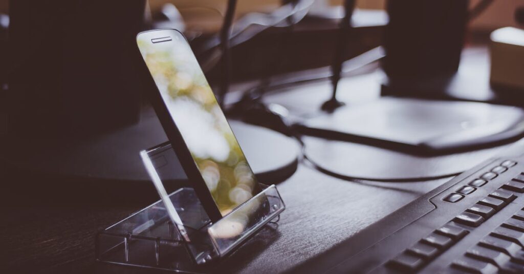 レンタルオフィスにWebや電話で問い合わせ・予約している様子