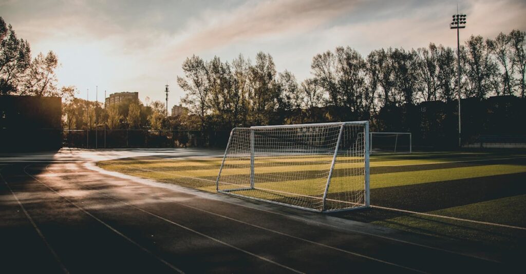 英語学習の目的が曖昧で迷っている若い男性のイメージ画像。地図や分岐点の象徴と一緒に。