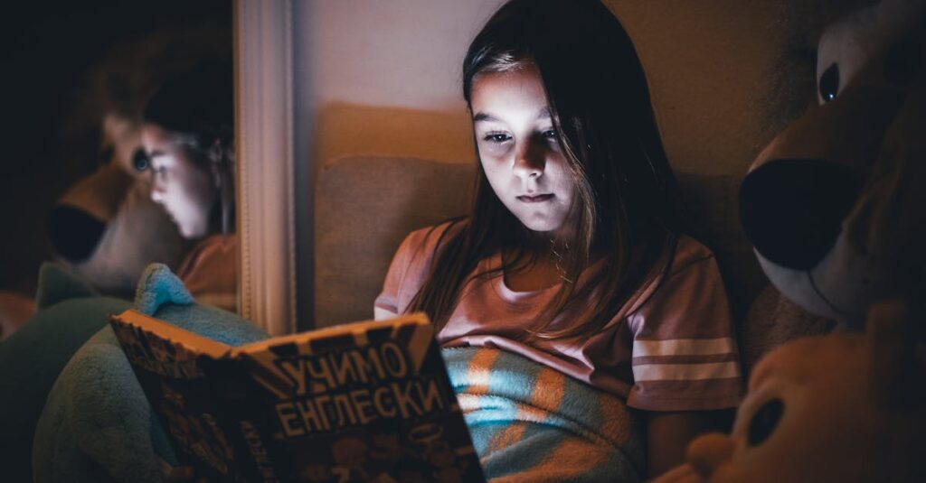 英語学習をもう一度やり直したいと決意する人のイメージ。前向きな表情でスマホを見る姿。