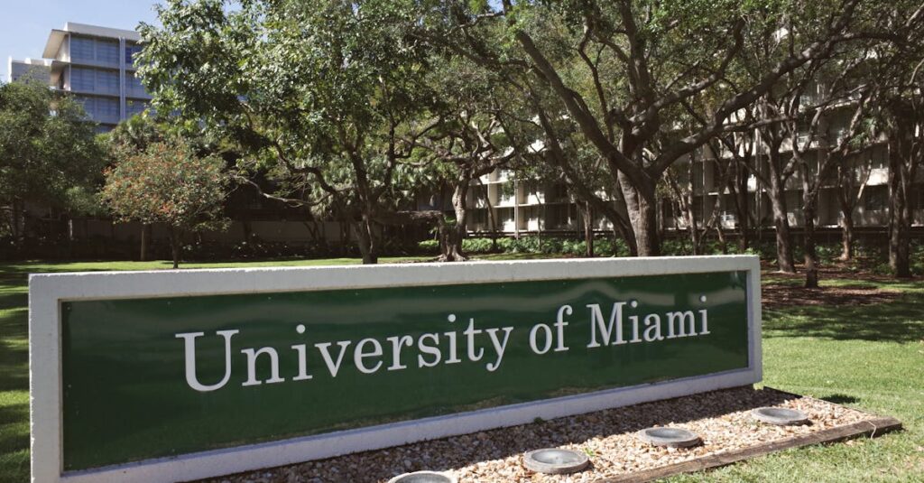 Fast campusの全体像とサービス概要を示すイメージ。学びの場としての雰囲気が伝わる。