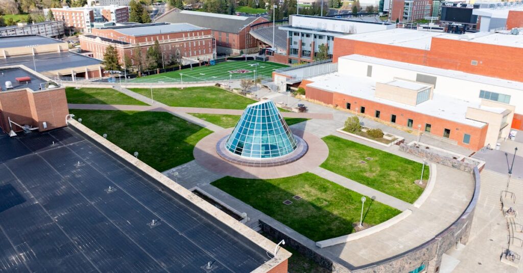 UdemyとFast campusを比較するイメージ。講座内容や学習スタイルの違いが視覚的に示されている。