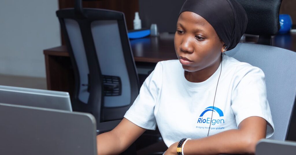 内定をもらい、初出社する20代の新入社員のイメージ