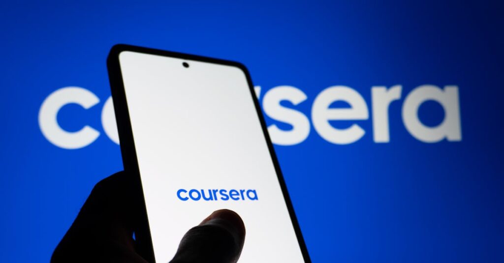 女性専用のオンライン講座を受講する様子。自宅で学びながらスキルアップする風景。