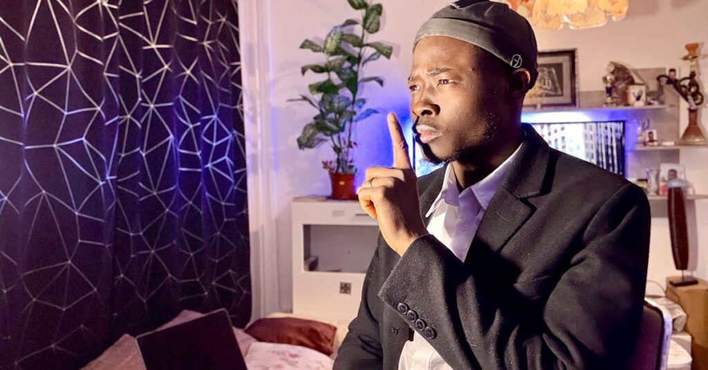 主婦として生活しながら学び直しに取り組み、自信を取り戻した女性の姿。学びを通して成長していくイメージ。