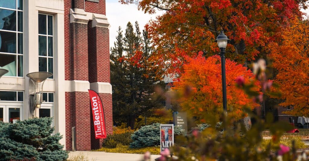 Fast campusの全体像とサービス概要を示すイメージ。学びの場としての雰囲気が伝わる。