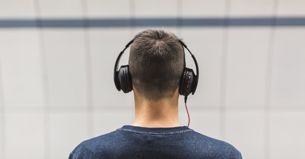 英語のリスニング力が向上したユーザーのイメージ。スマートフォンで英語を聞き取る様子。