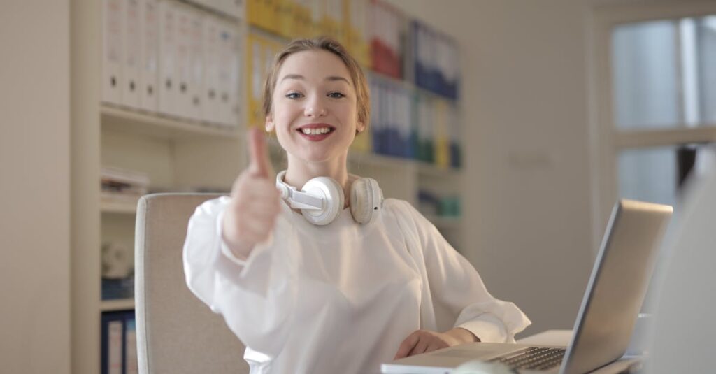 フリーランスとして成功し笑顔を見せる女性。自由な働き方を体現。