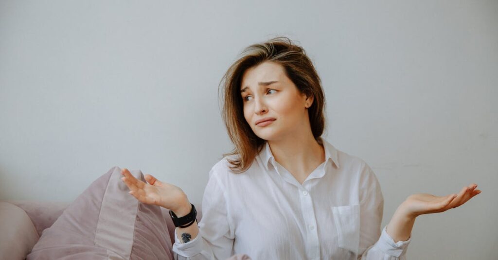 英語学習の始め方が分からず戸惑っている初心者のイメージ。教材を見比べて困っている様子。