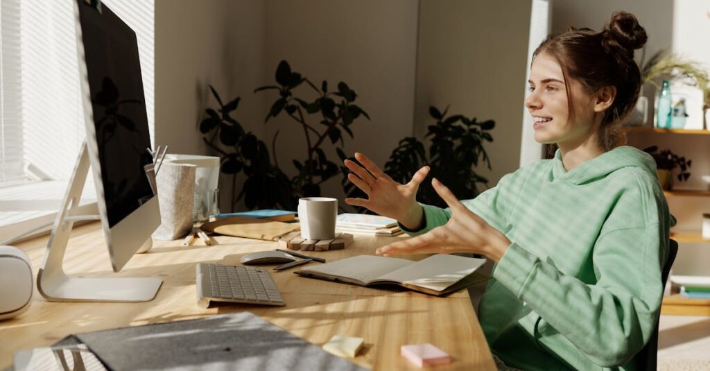 オンライン学習に取り組む女性。未経験からキャリアを築く過程の象徴。