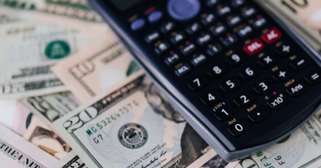 オンライン学習サービスの返金制度を説明するシーン