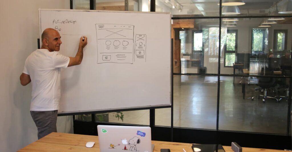 未経験からWebデザイナーに転職を果たした女性の成功イメージ。PCを操作しながら充実した表情を見せる姿。