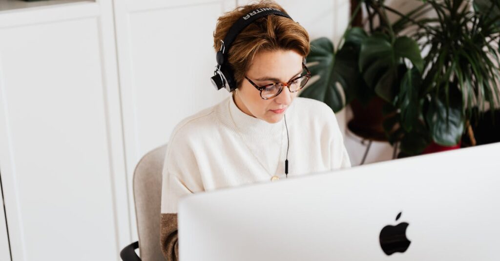 全国各地からオンラインで転職相談を受けている若者たちのイメージ