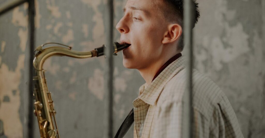 英語のリスニング力が向上したユーザーのイメージ。スマートフォンで英語を聞き取る様子。