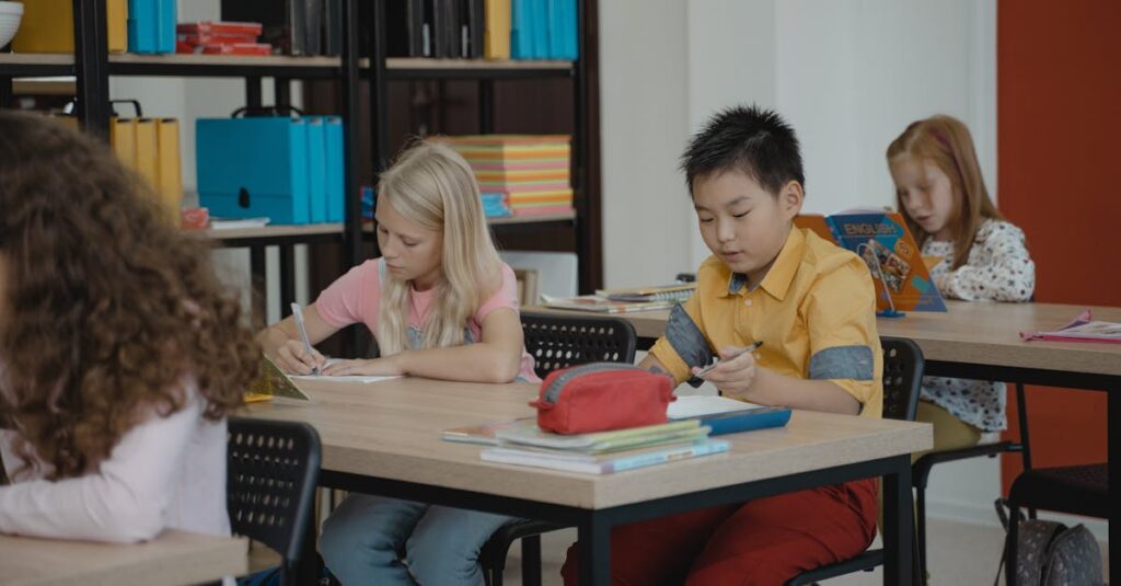 英語学習を戦略的に進める様子を示すイメージ画像。計画表と英語教材を前にした男性。