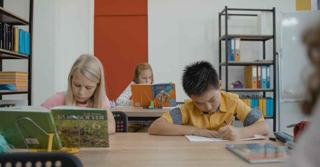 英語学習が続かずに悩んでいる人のイメージ。テキストを前にため息をついている姿。