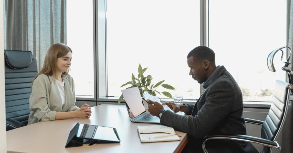 企業の人事担当と密に連携して候補者を紹介するシーン