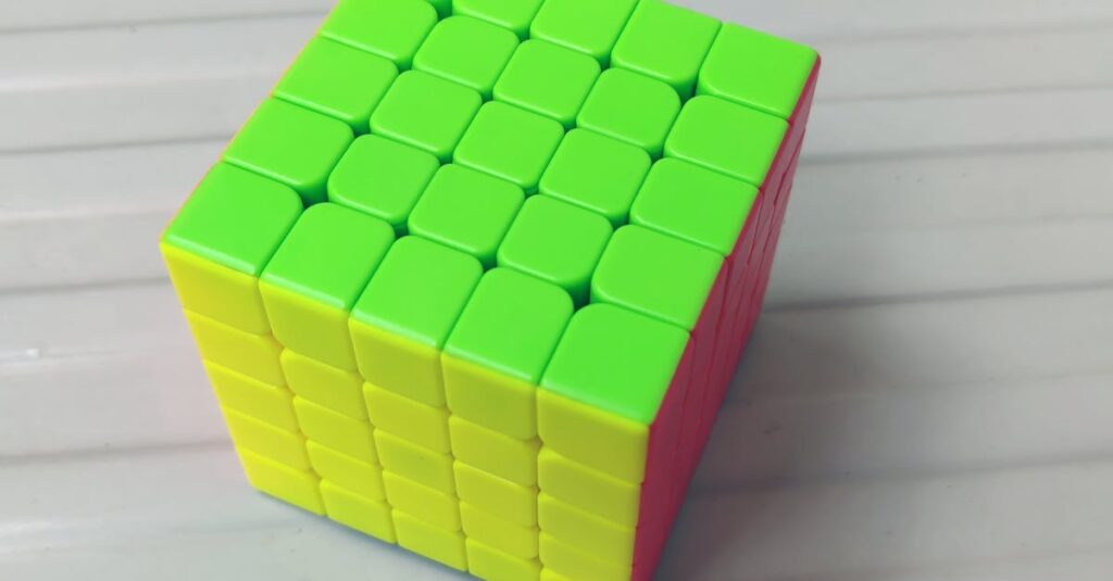 ロジックと習慣化で英語力が向上している様子を示すイメージ。階段を登る人物。