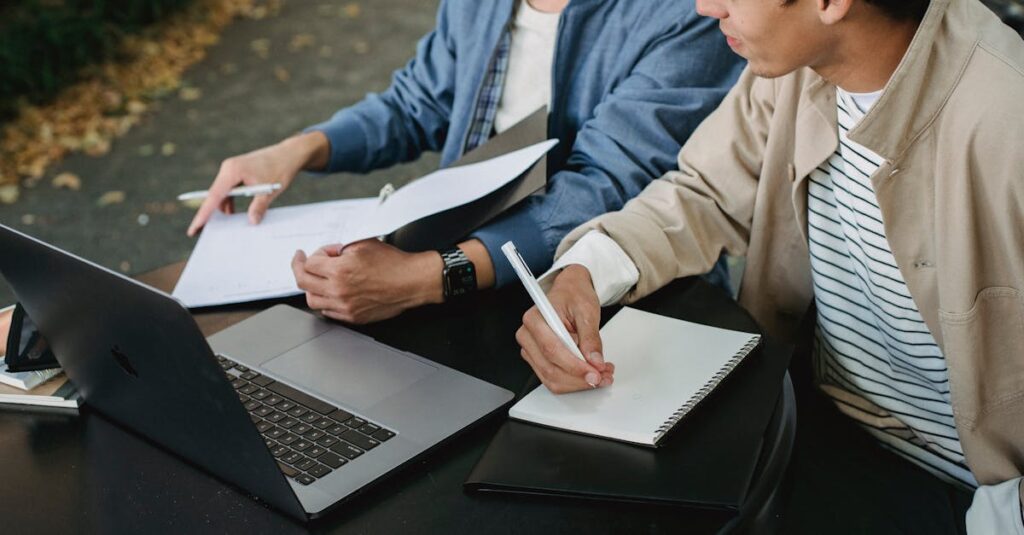 Fast campusで教える講師陣のプロフェッショナルな雰囲気。業界経験者が教える信頼感が伝わるイメージ。