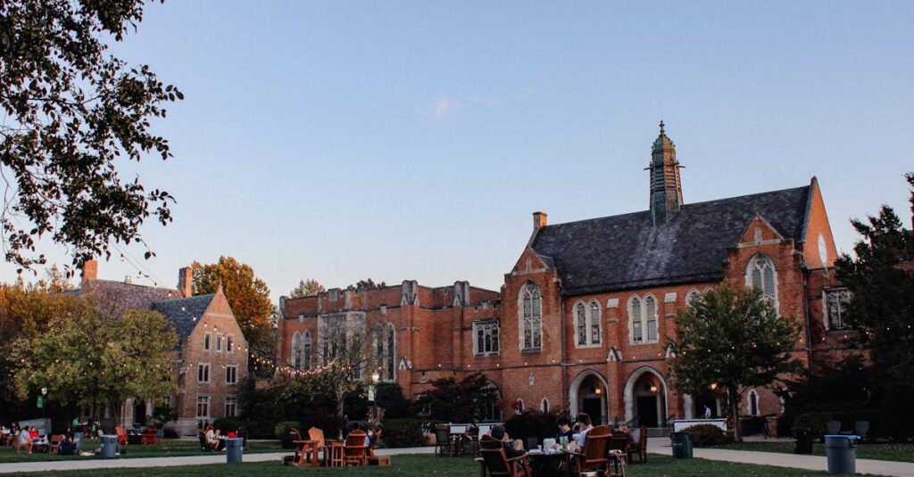 Fast campusの総合的な強みを象徴するビジュアル。実用性と成果に直結する学習体験の魅力が描かれている。