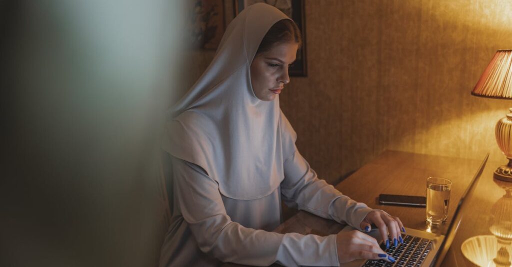 パソコン一台で働く女性のイメージ画像。在宅ワークやリモートワークを象徴するシーン。