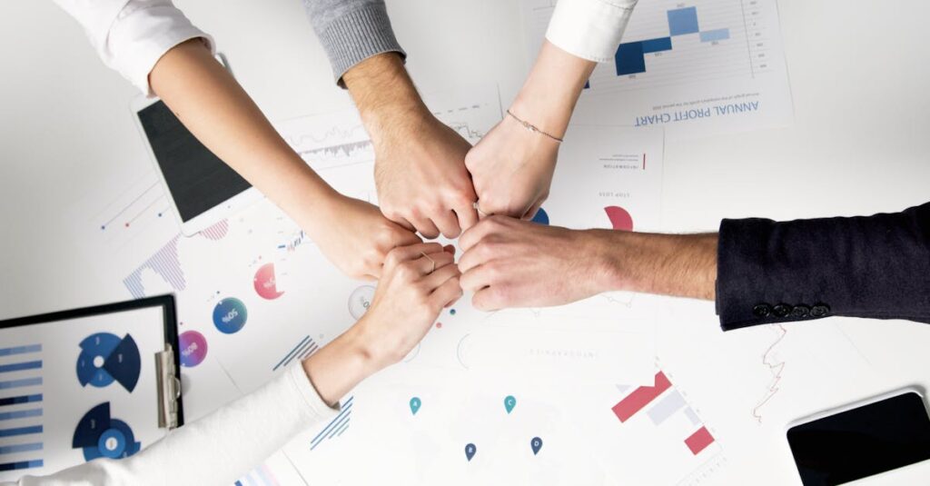 総合型エージェントとクリエイティブ特化型エージェントを対比する図解風イメージ