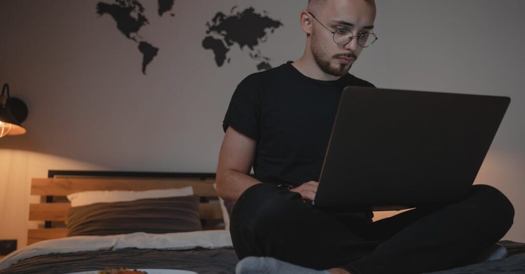 パソコン一台で働く女性のイメージ画像。在宅ワークやリモートワークを象徴するシーン。