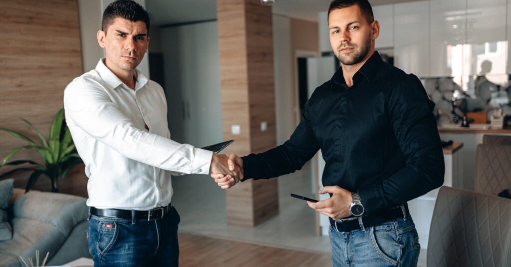 転職先の条件交渉をエージェントに任せて安心しているクリエイター