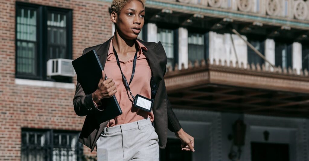 今の職場に不満を抱えつつも転職を迷っている20代の会社員