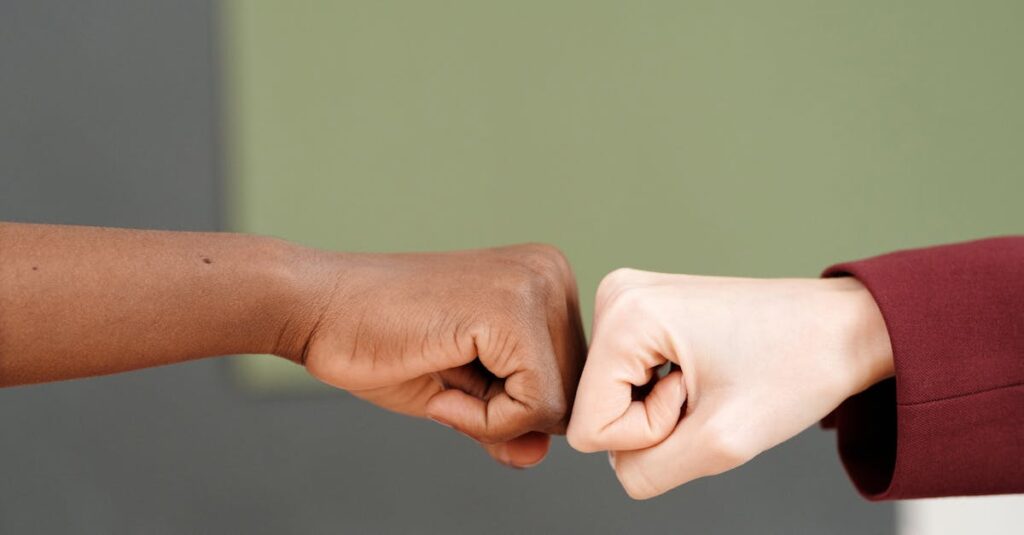 努力を重ねることで成果を出す英語学習者の姿を描いたイメージ