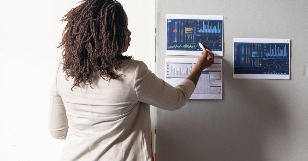 LHH転職エージェントが年収以外の価値に注目する理由を説明するイメージ