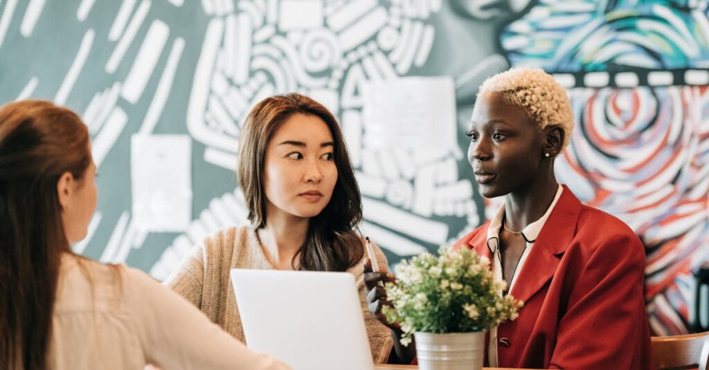 キャリアアドバイザーが求職者に求人を紹介している様子