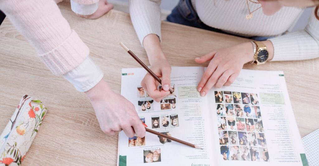 英語学習をサポートする体制のイメージ。アプリや面談、チャットフィードバックなど。