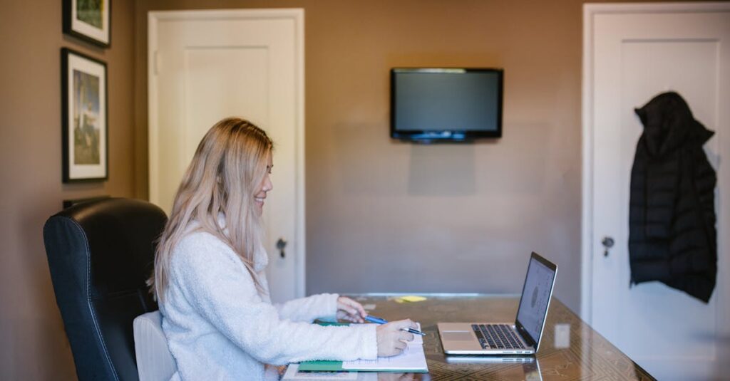 オンライン学習に取り組む女性。未経験からキャリアを築く過程の象徴。