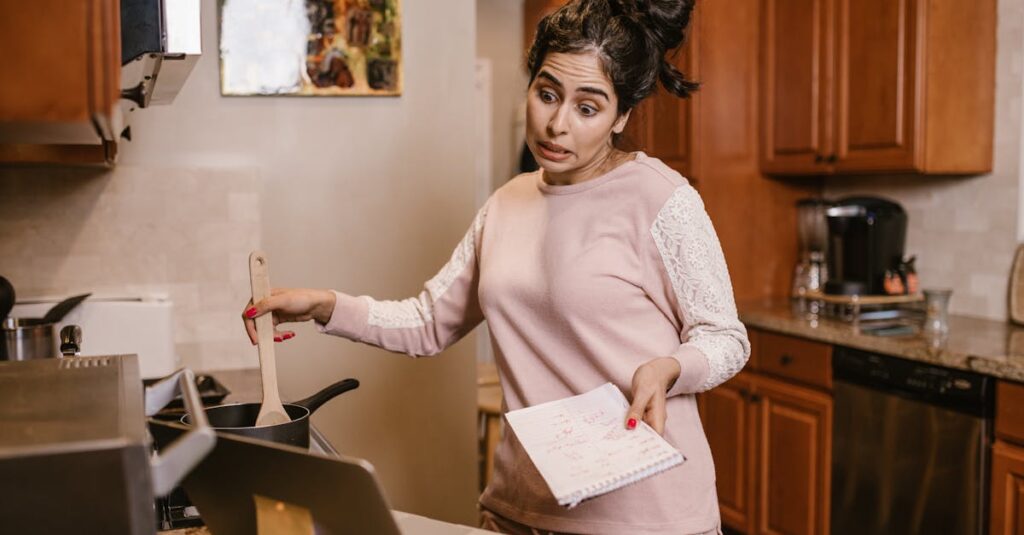 副業としてWebデザインを学ぶためSchooの授業を受ける女性会社員