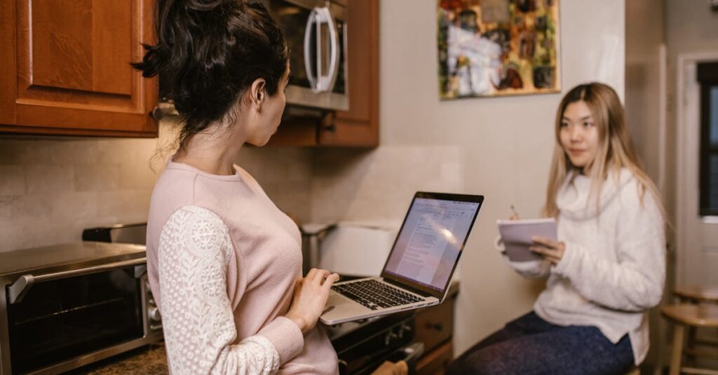 夢の実現を目指して学習する若者の様子。未来に向けて教育に取り組む姿勢が伝わる。