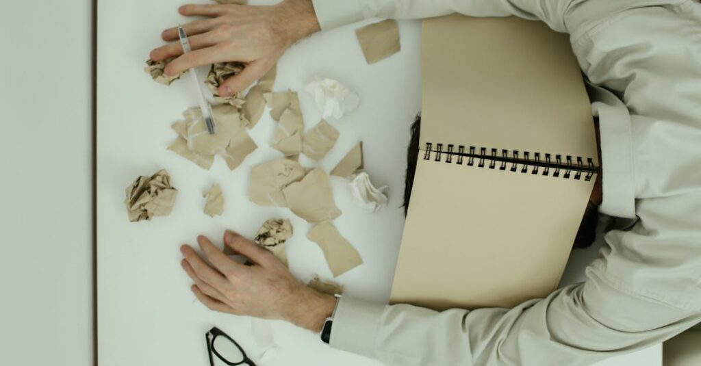 総合型エージェントとクリエイティブ特化型エージェントを対比する図解風イメージ